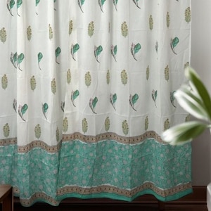 Katoenen gordijn met Indiase blokprint: doorzichtig paneel met bohogroen blad