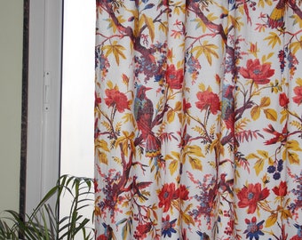 Peut inclure: Rideau blanc avec un motif floral et d'oiseaux vibrant. Le motif présente des oiseaux rouges, bleus et jaunes perchés sur des branches avec des fleurs rouges et des feuilles jaunes. Le rideau est devant une fenêtre.