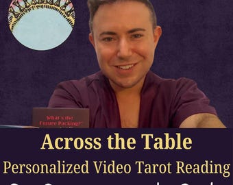 Könnte beinhalten: Eine Person in einem dunkelvioletten Hemd mit einer kreisförmigen Grafik, die Sanduhren zeigt, und dem Text: What's the Future Packing? Across the Table Personalized Video Tarot Reading Our Stories are in the Cards. Dunkelvioletter Hintergrund.