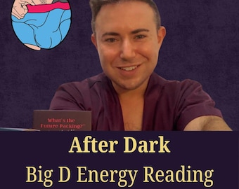 Könnte beinhalten: Eine Person in einem violetten Hemd mit dem Text After Dark Big D Energy Reading Our Stories are in the Cards. Eine kleine kreisförmige Grafik oben links zeigt eine Hand, die den Bund einer blauen Unterwäsche mit rosa Rand herunterzieht.