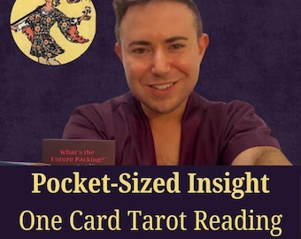 Könnte beinhalten: Eine digitale Grafik mit einer kreisförmigen Illustration einer Tarotkartenfigur, die einen Stab und ein Bündel trägt. Darunter steht: Pocket-Sized Insight, One Card Tarot Reading, Our Stories are in the Cards. Eine kleine Box zeigt: What's the Future Packing?