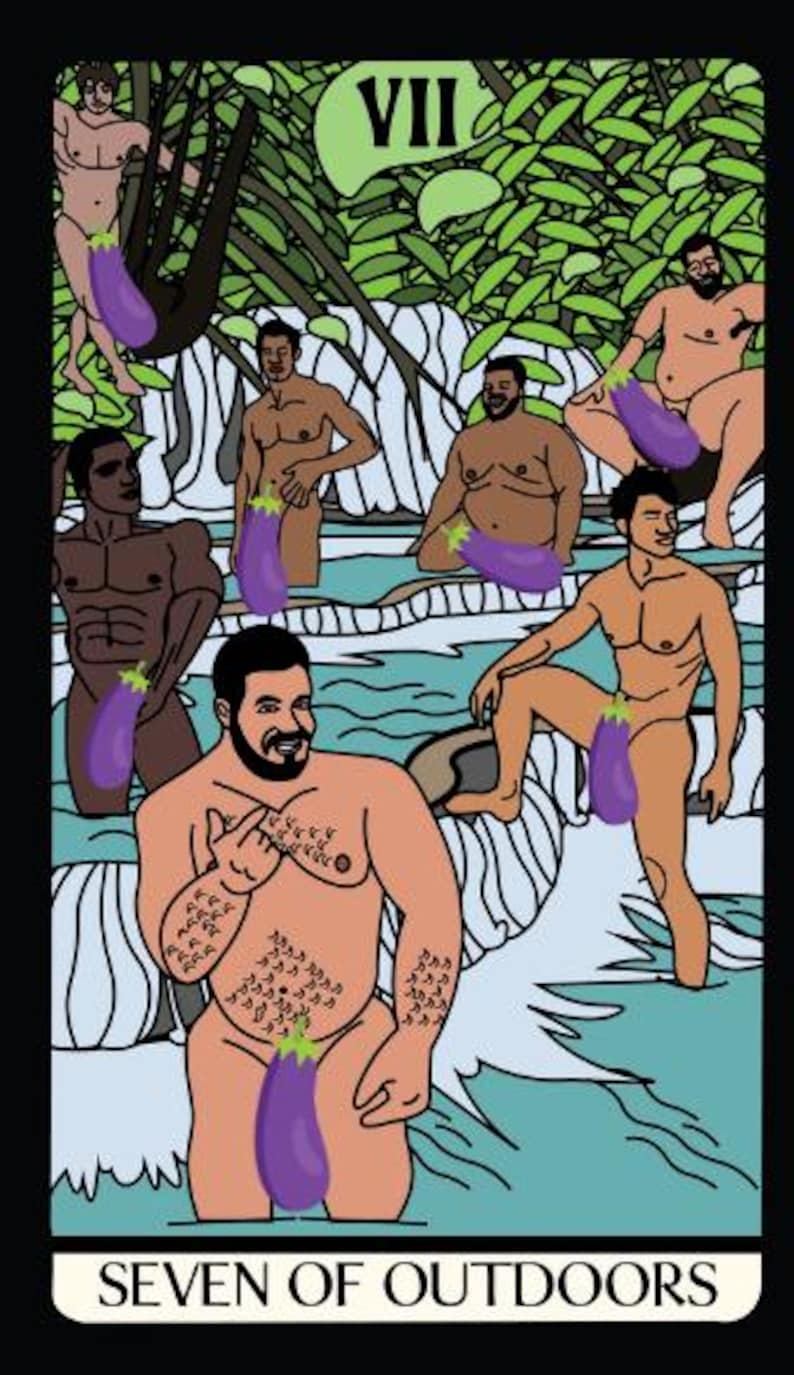 K&ouml;nnte beinhalten: Tarotkarten-Illustration mit nackten Figuren in einer nat&uuml;rlichen Umgebung, jede h&auml;lt eine violette Aubergine. Die Karte ist mit "VII" und "SEVEN OF OUTDOORS" in wei&szlig;em Text auf schwarzem Hintergrund beschriftet. Der Kunststil ist cartoonartig.