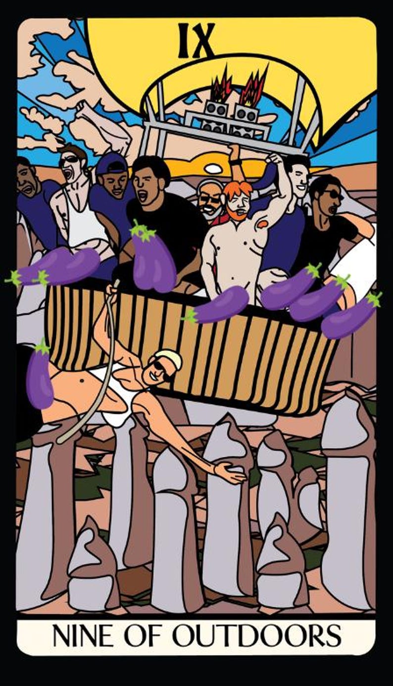 K&ouml;nnte beinhalten: Tarotkarten-Illustration mit einer Gruppe von Menschen in einem Boot, umgeben von Auberginen. Die Karte tr&auml;gt die Aufschrift "IX" oben und "NINE OF OUTDOORS" unten. Der Cartoon-Stil zeichnet sich durch kr&auml;ftige Konturen und leuchtende Farben aus.
