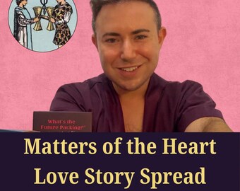 Könnte beinhalten: Eine Person in einem dunkelvioletten Hemd mit einer kreisförmigen Grafik, die zwei Figuren mit goldenen Kelchen zeigt. Darunter befindet sich ein dunkles Schild mit dem Text "Matters of the Heart Love Story Spread" und "Our Stories are in the Cards".