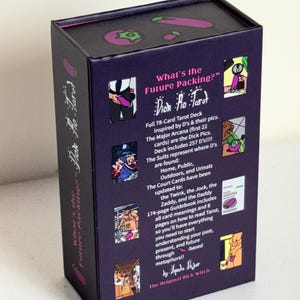 K&ouml;nnte beinhalten: Eine lila Tarotkartenbox mit dem Text "What's the Future Packing?" und "Dick Ho Tarot". Die Box enth&auml;lt Illustrationen und Text, der den Inhalt des Decks beschreibt, einschlie&szlig;lich 78 Karten und eines Leitfadens.
