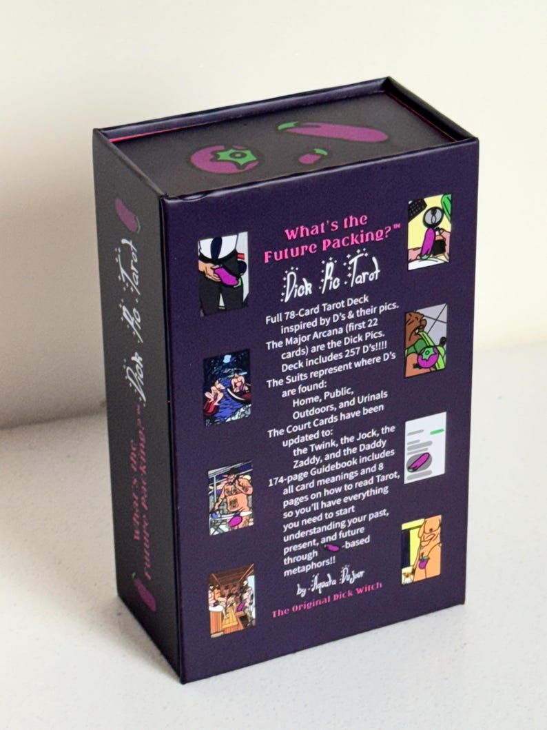 K&ouml;nnte beinhalten: Eine lila Tarotkartenbox mit dem Text "What's the Future Packing?" und "Dick Ho Tarot". Die Box enth&auml;lt Illustrationen und Text, der den Inhalt des Decks beschreibt, einschlie&szlig;lich 78 Karten und eines Leitfadens.