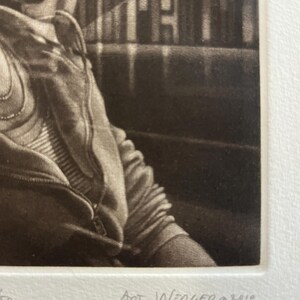 K&ouml;nnte beinhalten: Monochrome Druck einer Person, die einen Kapuzenpullover mit Rei&szlig;verschluss tr&auml;gt. Der Druck ist unten rechts mit "Art Wenger &copy; 2010" signiert. Das Bild ist eine Nahaufnahme, die sich auf den Oberk&ouml;rper und einen Teil des Hintergrunds konzentriert.