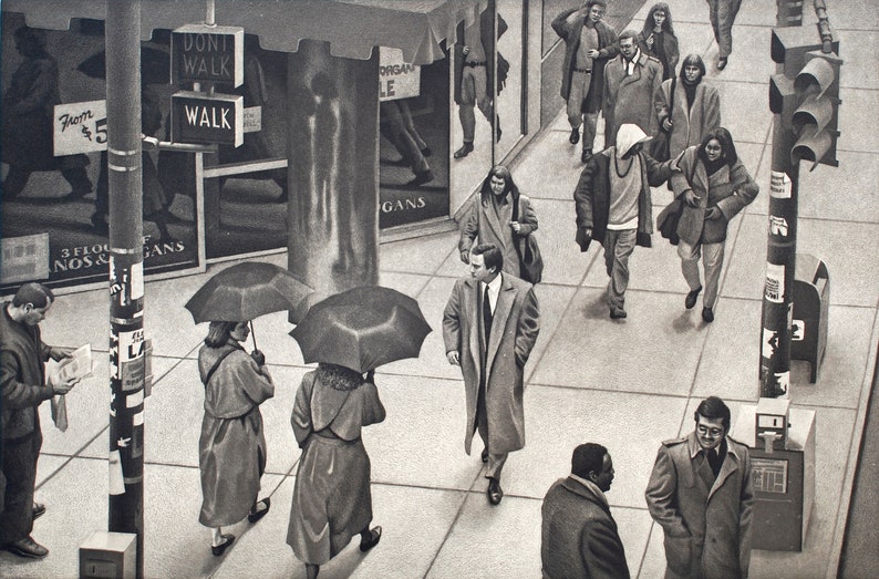 Pu&ograve; includere: Scena di strada in bianco e nero con pedoni. Alcune persone camminano con ombrelli. Un semaforo e un cartello "WALK" sono visibili. L'immagine ha un'estetica vintage, in stile film noir.