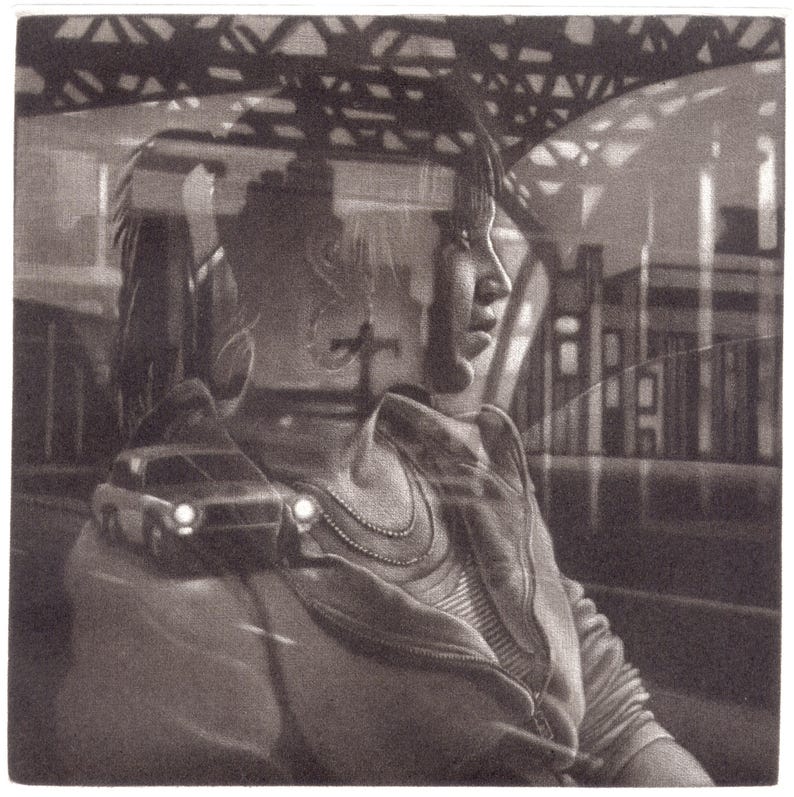 K&ouml;nnte beinhalten: Eine Graustufenzeichnung einer Person, die aus einem Fenster schaut, mit einem Auto und einer Br&uuml;cke, die durch das Glas sichtbar sind. Die Person tr&auml;gt eine Jacke und eine Halskette. Das Bild hat eine reflektierende Qualit&auml;t.