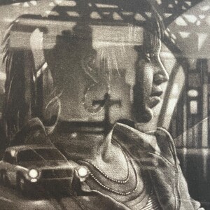 K&ouml;nnte beinhalten: Schwarz-Wei&szlig;-Kunstwerk, das eine Person zeigt, die aus einem Autofenster schaut. Das Bild hat einen Doppelbelichtungseffekt, wobei ein Auto, ein Kreuz und architektonische Elemente &uuml;ber das Gesicht und den Oberk&ouml;rper der Person gelegt werden. Die Person tr&auml;gt eine Jacke und eine Halskette.