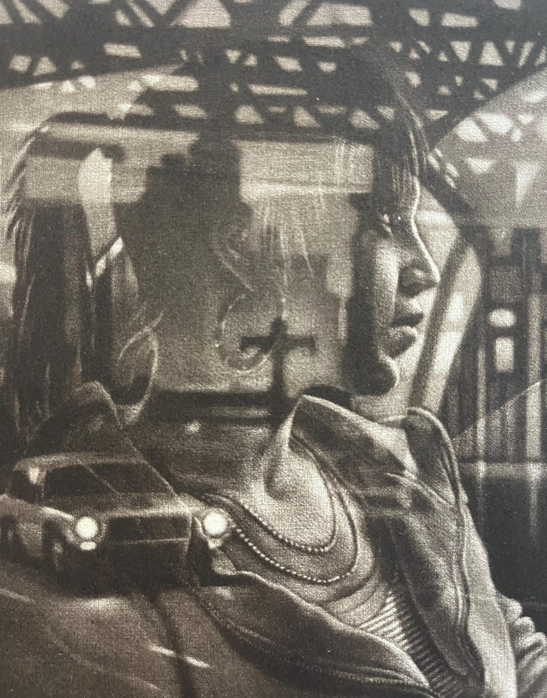 K&ouml;nnte beinhalten: Schwarz-Wei&szlig;-Kunstwerk, das eine Person zeigt, die aus einem Autofenster schaut. Das Bild hat einen Doppelbelichtungseffekt, wobei ein Auto, ein Kreuz und architektonische Elemente &uuml;ber das Gesicht und den Oberk&ouml;rper der Person gelegt werden. Die Person tr&auml;gt eine Jacke und eine Halskette.