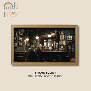 Puede incluir: Una impresión enmarcada de una escena de pub vintage. La obra de arte representa un bar con poca luz con clientes, luces colgantes y cuadros enmarcados en las paredes. El marco es de color marrón claro. El texto en la parte inferior dice "FRAME TV ART".