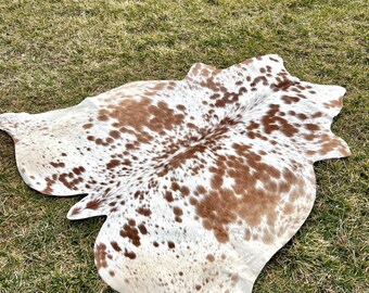 本物のブラウンとホワイトの牛革ラグ、斑点模様のブラジル産牛革ラグ