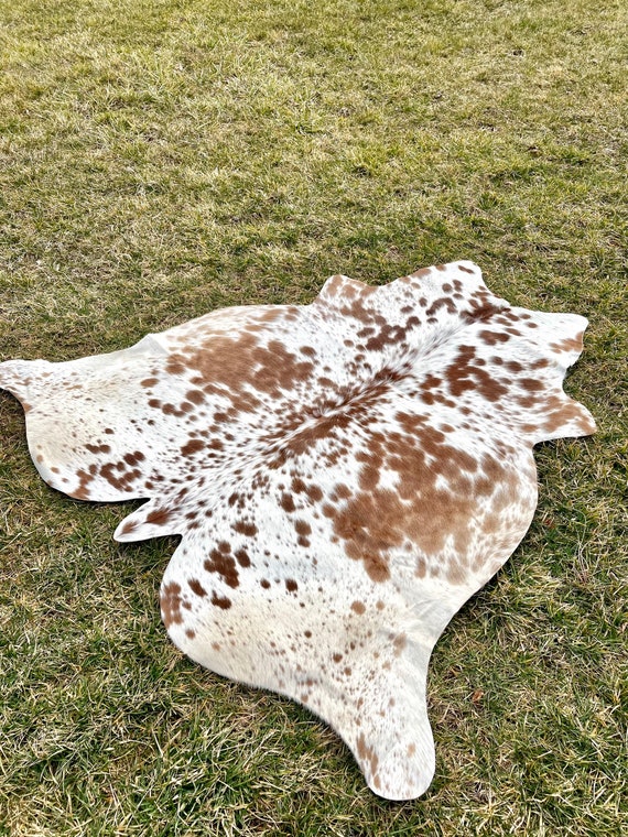 牛革ラグ 茶色と白の斑点 本物のブラウンとホワイトの牛革ラグ、斑点模様のブラジル産牛革ラグ