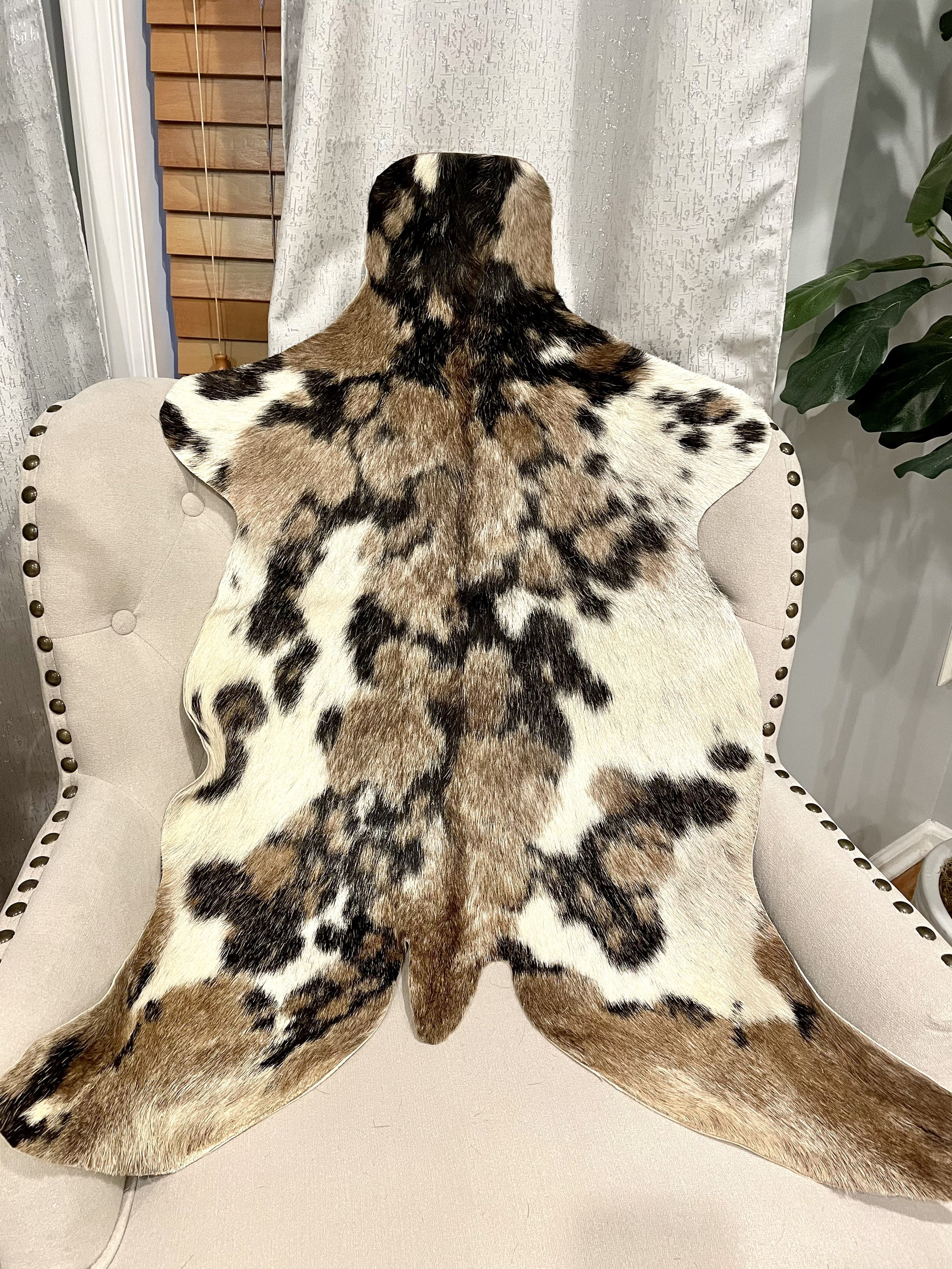 Tapis En Peau De Chèvre Marron Foncé – Luxe Et Authentique – Modèle Mammut