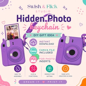 Könnte beinhalten: Zwei lila kameraförmige Schlüsselanhänger mit lila Bändern und mintgrünen Muschel-Anhängern. Der Text lautet Swish & Flick Studio Hidden Photo keychain, DIY GIFT IDEA, INSTANT DOWNLOAD, CANVA FILE INCLUDED, FOR PHOTO INSERTS, DREAM IT PRINT IT.