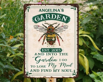 And Into The Garden I Go - Gepersonaliseerde metalen tuinbord - Metalen bord op maat - Tuindecoratie - Cadeau voor tuinman - Bord tuin - Tuincadeau