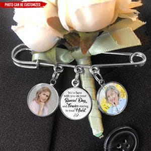 Peut inclure: Une épingle en argent avec trois breloques. Deux breloques présentent des photos de femmes âgées, et la troisième breloque porte le texte "We're here with you on your Special Day and forever staying in your heart."
