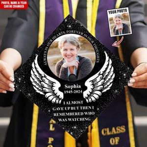 Puede incluir: Un gorro de graduación negro con alas de ángel blancas y una foto de una mujer. El texto dice "Siempre en nuestros corazones, para siempre en nuestros pensamientos", "Sophia 1945-2024", "Casi me di por vencido, pero luego recordé quién estaba mirando", y "Clase de".