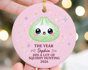 Rok, w którym dużo polowałem na squishy - 2026 Spersonalizowana ozdoba z imieniem na rok squishy, ​​zabawna ozdoba świąteczna dla dzieci, prezent squishy