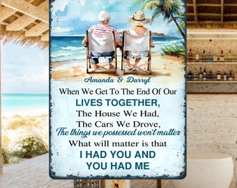 Könnte beinhalten: Ein blaues und weißes Metallschild mit einer Strandszene und dem Text "Amanda & Darryl When We Get To The End Of Our LIVES TOGETHER, The House We Had, The Cars We Drove, The things we possessed won't matter What will matter is that I HAD YOU AND YOU HAD ME"
