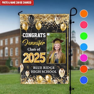 Puede incluir: Una bandera de jardín de graduación negra y dorada con el texto "CONGRATS Jennifer Class of 2025 BLUE RIDGE HIGH SCHOOL". La bandera presenta una foto de un graduado, globos dorados y confeti.