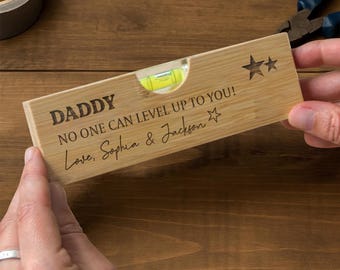 Papá, nadie puede igualarte: abridor de botellas con nivel de burbuja de bambú personalizado, regalo para papá, regalo único para papá, regalo del Día del Padre.
