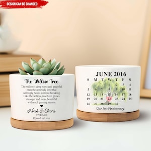 Könnte beinhalten: Zwei weiße Keramik-Pflanzgefäße mit Bambus-Untersetzern. Ein Pflanzgefäß hat eine Sukkulente und den Text "The Willow Tree". Das andere hat einen Kalender für Juni 2016 und "Our 9th Anniversary."