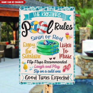 Puede incluir: Un letrero metálico rectangular con un borde turquesa y las palabras "Pool Rules" en letras grandes y negras. El letrero presenta ilustraciones de una piscina, pelotas de playa, helados y chanclas. El texto incluye "Swim or Float", "Enjoy the Sunshine" y "Good Times Expected".