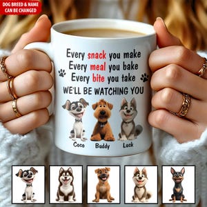 Puede incluir: Taza de café de cerámica blanca con un diseño en negro y rojo. La taza presenta tres perros de dibujos animados con el texto "Every snack you make, Every meal you bake, Every bite you take, We'll be watching you". Los perros están etiquetados como "Coco", "Buddy" y "Luck".