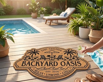 Benvenuti nel nostro luogo felice - Tappetino di benvenuto personalizzato per il paradiso a bordo piscina, decorazione per piscina con nome di famiglia, tappetino personalizzato, decorazione per casa vacanze, tappetino per piscina Oasis