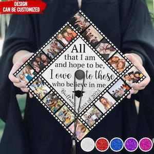 Op de afbeelding: Een afstudeerhoed met een zwart-witte fotocollage van een afgestudeerde met vrienden en familie. De hoed heeft een zilveren glitterachtergrond en de tekst "All that I am and hope to be, I owe to those who believe in me. Brittany Class of 2025".