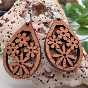 Łza Boho Flower Cluster Earring SVG, wiszący laserowo wycinany plik cyfrowy biżuterii, drewno lub akryl, szablon kolczyków wiosennych i letnich