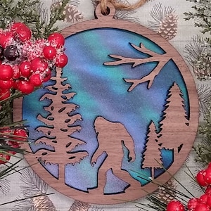 Bigfüße Weihnachtsverzierung SVG für Glowforge Laser, Sasquatch Mehrschichtige Schnittdateivorlage, kann personalisiert werden, Bigfüße Schnittdatei