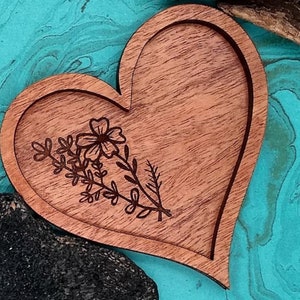 Portaoggetti a forma di cuore con fiori incisi SVG, vassoio portaoggetti tagliato al laser, vassoio da scrivania, porta anelli, porta gioielli, Glowforge Ready, San Valentino