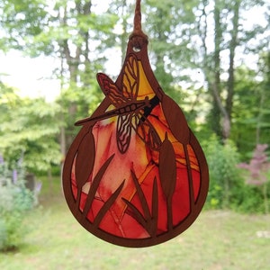 Suncatcher SVG libellule et quenouilles pour laser Glowforge, fichier coupé en forme de larme, breloque pour voiture, ornement suspendu, fichier découpé au laser d'art mural