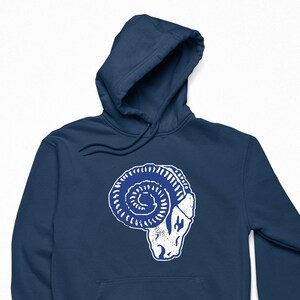 Puede incluir: Una sudadera con capucha azul marino con un logotipo blanco de cabeza de carnero de estilo vintage en la parte delantera.