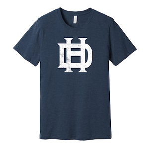 Puede incluir: Una camiseta azul marino con un logotipo "HD" blanco desgastado en la parte delantera.