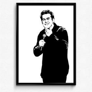 Puede incluir: Impresión en blanco y negro de un retrato de un hombre sosteniendo un micrófono. El hombre lleva una chaqueta oscura y sonríe. La imagen está enmarcada en un borde negro y sobre un fondo blanco.