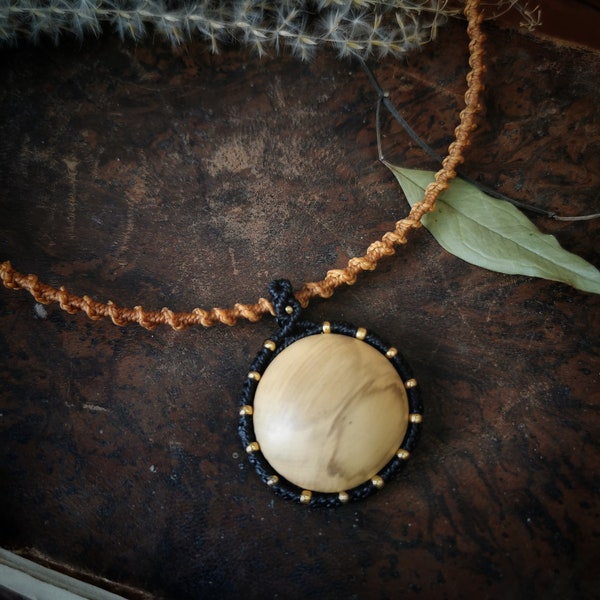 Collier pendentif en bois de buis