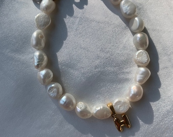 LUCIE LETTER Perlenarmband | Armband aus echten Süßwasserperlen mit Buchstaben Charm aus Edelstahl, personalisierbar | estetic essential