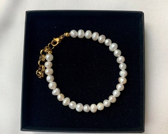 TESSA Bracelet | Minimalistisches Perlenarmband aus Süßwasserperlen, Filigranes Armband mit vergoldeten Verschluss | estetic essentials