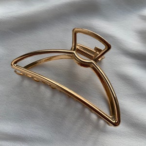 PARIS Haarspange Filigrane Haarspange in Gold, minimalistische Haarklammer estetic essentials Bild 1