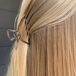 PARIS Haarspange Filigrane Metall Haarspange in Silber, Minimalistische silberne Haarklammer in Klein und Groß estetic essentials Bild 1