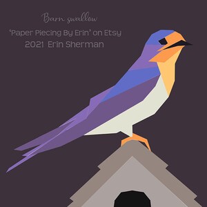 Puede incluir: Una golondrina com&uacute;n de color morado, azul y blanco posada en un tejado gris con un agujero negro. El texto "Barn swallow" est&aacute; por encima del p&aacute;jaro, y el texto "'Paper Piecing By Erin' on Etsy 2021 Erin Sherman" est&aacute; por debajo del p&aacute;jaro.