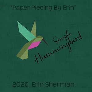Könnte beinhalten: Auf einem dunkelgrünen Hintergrund befindet sich ein geometrisches Kolibri-Design in Grün-, Rosa- und Türkistönen. Der Schriftzug "Simple Hummingbird" ist kursiv geschrieben, mit "Paper Piecing By Erin" und "2026 Erin Sherman".