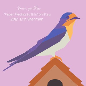Puede incluir: Una ilustraci&oacute;n geom&eacute;trica de una golondrina com&uacute;n posada en una casita para p&aacute;jaros. El p&aacute;jaro es azul, morado, blanco y naranja. La casita para p&aacute;jaros es marr&oacute;n y tiene un techo triangular. El fondo es de color morado claro. El texto "Barn swallow" est&aacute; escrito en blanco en la parte superior de la imagen. El texto "'Paper Piecing By Erin' on Etsy" est&aacute; escrito en blanco debajo del p&aacute;jaro. El texto "2021 Erin Sherman" est&aacute; escrito en blanco debajo del texto de Etsy.