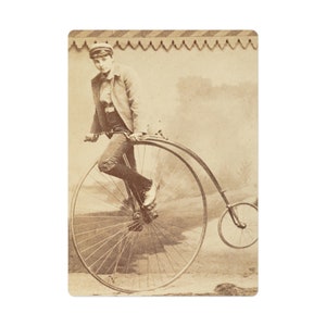 Cartes vintage Femme aux cartes de poker mettant en vedette une femme forte et talentueuse avec un vélo, des éphémères et des cartes à jouer