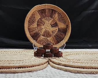 Juego de comedor vintage de 11 piezas estilo bohemio global: manteles individuales tejidos a mano, cesta de pared, servilleteros tallados.