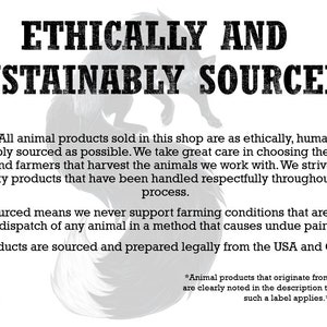 Pode incluir: Imagem em preto e branco de uma raposa com o texto "Ethically and Sustainably Sourced" no topo. O texto abaixo explica que todos os produtos animais vendidos na loja s&atilde;o de origem &eacute;tica, humana e renov&aacute;vel. O texto tamb&eacute;m afirma que a loja tem muito cuidado na escolha dos ca&ccedil;adores, ca&ccedil;adores de armadilhas e agricultores que colhem os animais. O texto tamb&eacute;m afirma que a loja se esfor&ccedil;a para fornecer produtos de alta qualidade que foram manuseados com respeito durante todo o processo. O texto tamb&eacute;m afirma que os produtos de origem &eacute;tica significam que a loja nunca apoia as condi&ccedil;&otilde;es de cria&ccedil;&atilde;o que s&atilde;o cru&eacute;is ou o abate de um animal por um m&eacute;todo que causa dor indevida. O texto tamb&eacute;m afirma que todos os produtos s&atilde;o obtidos e preparados legalmente nos Estados Unidos e no Canad&aacute;. O texto tamb&eacute;m afirma que os produtos animais que se originam em mortes naturais s&atilde;o claramente indicados na descri&ccedil;&atilde;o para aqueles a quem se aplica essa etiqueta.